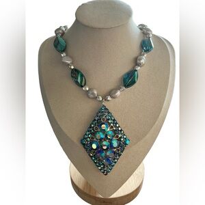 JKL Crystal blue pendant and mother of pearl